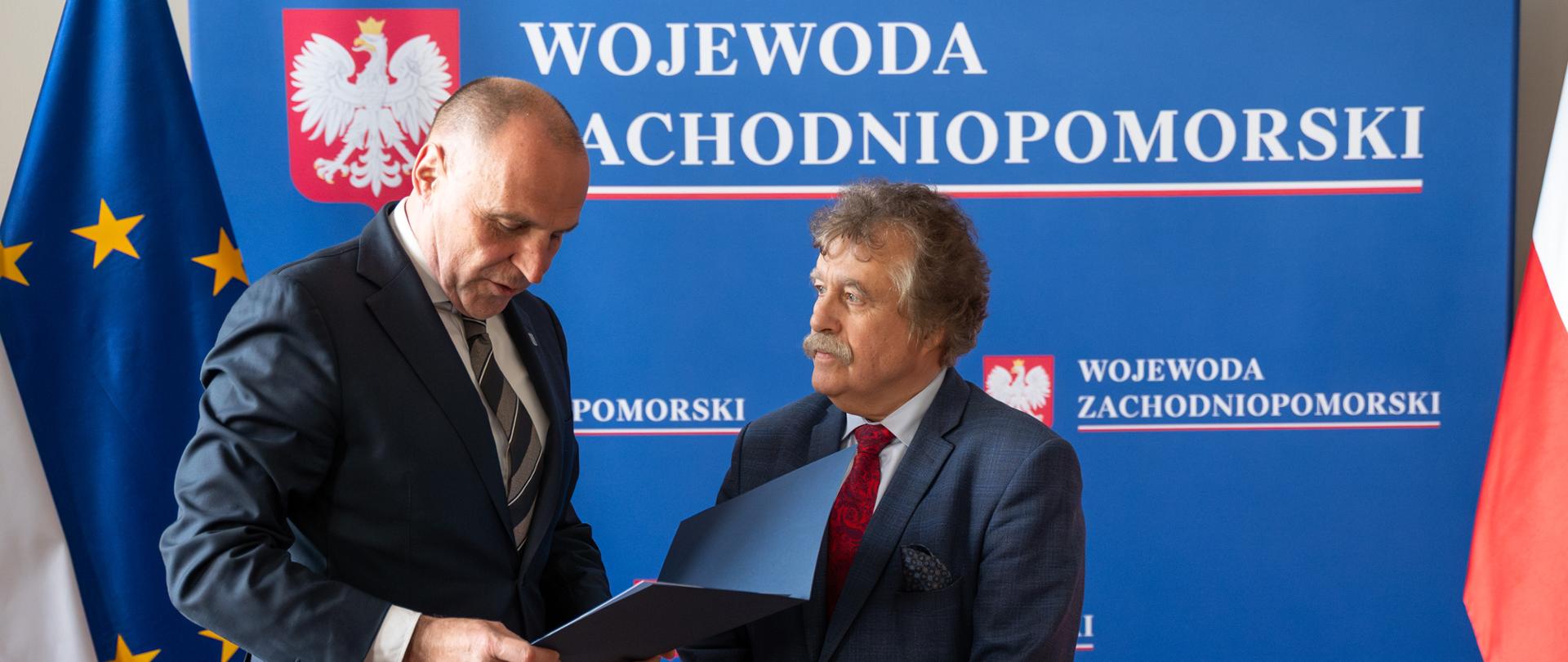 wojewoda przekazuje powołanie 