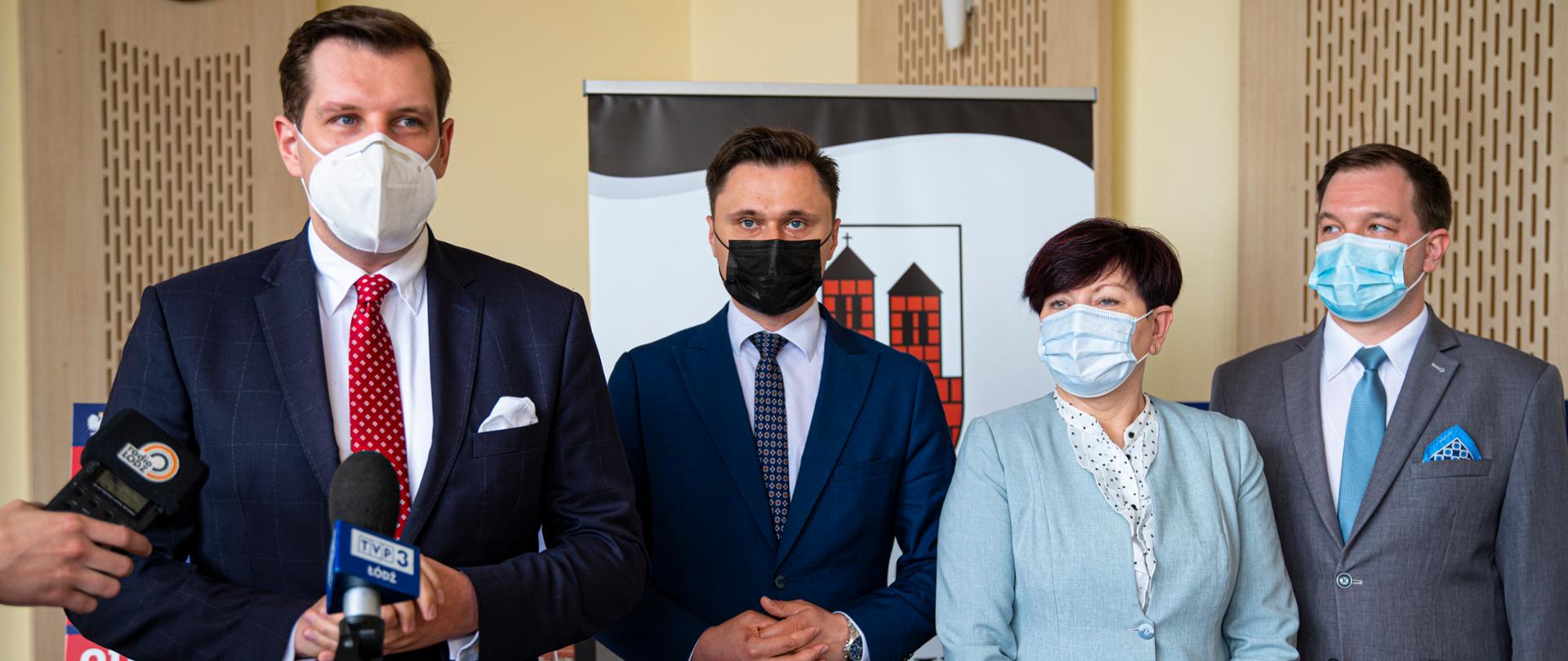 Na konferencji prasowej w Urzędzie Miasta Brzeziny przemawia wojewoda łódzki Tobiasz Bocheński. Obecni są również wicewojewoda łódzki Krszysztof Ciecióra, burmistrz Brzezin Ilona Skipor, a także doradca wojewoda łódzkiego Piotr Cieplucha. 