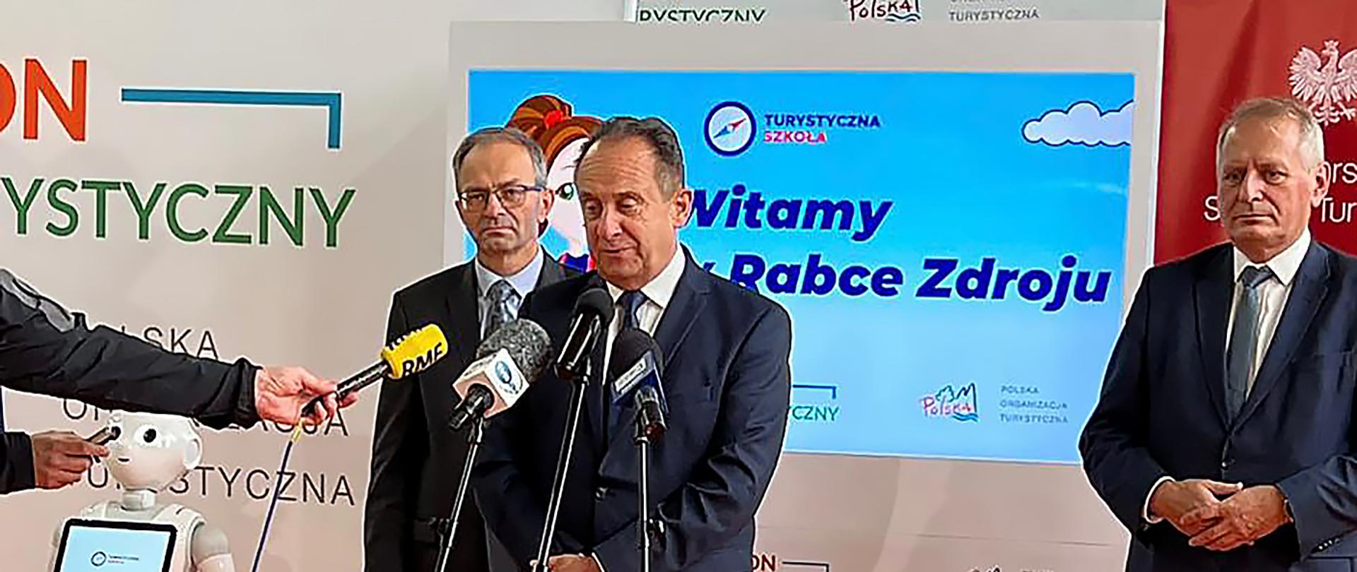 Wiceminister Andrzej Gut-Mostowy w Rabce-Zdroju w trakcie konferencji prasowej.