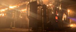 Pożar hali magazynowej z odpadami