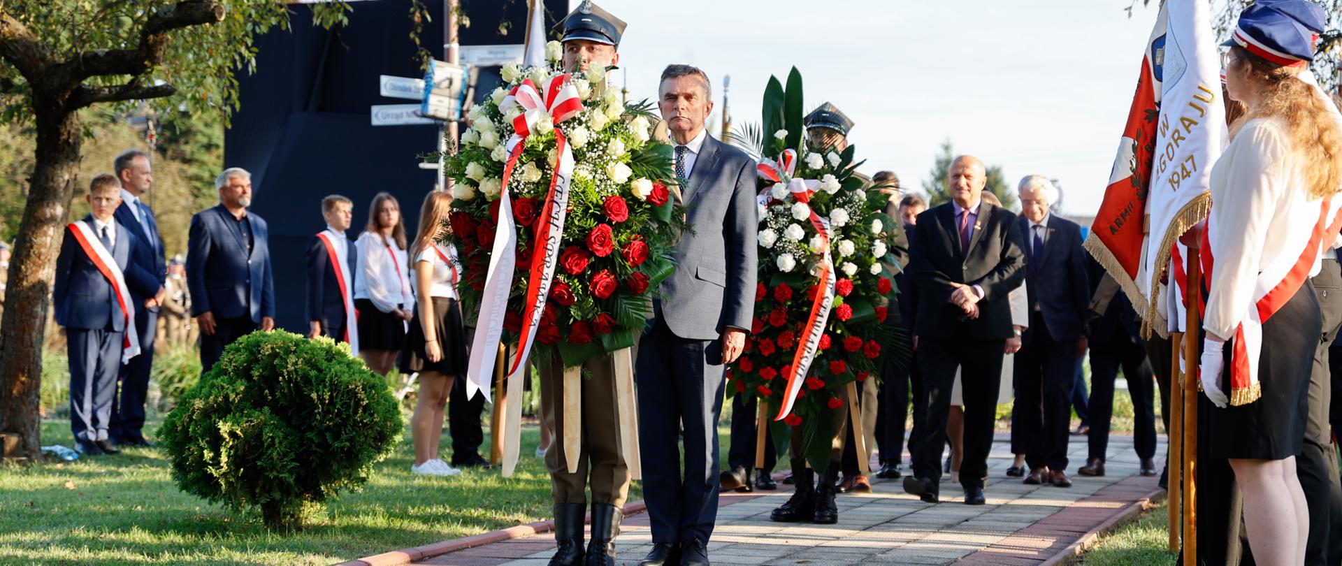 Wojewoda lubelski Lech Sprawka składa wieniec podczas obchodów 84. rocznicy wybuchu II wojny światowej we Frampolu.