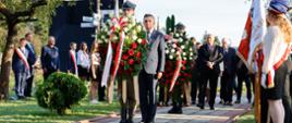 Wojewoda lubelski Lech Sprawka składa wieniec podczas obchodów 84. rocznicy wybuchu II wojny światowej we Frampolu.