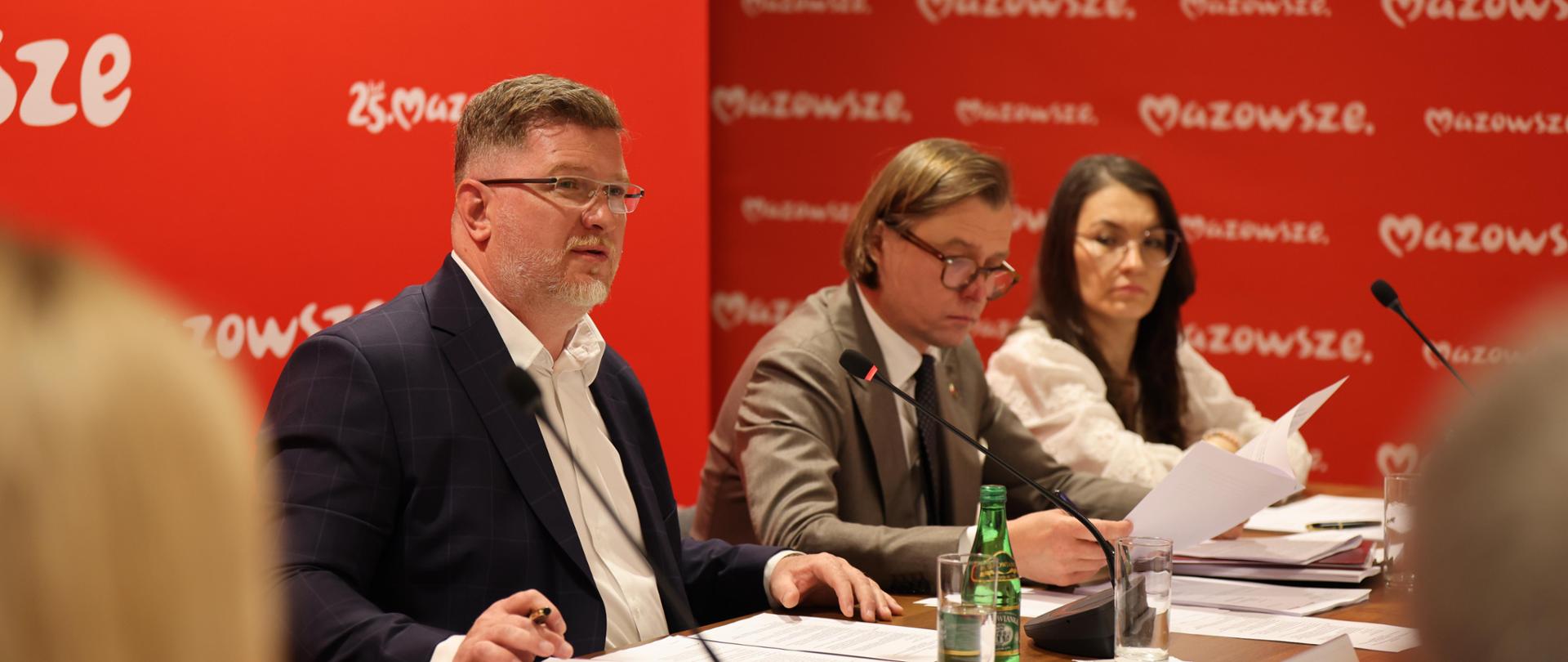 Na zdjęciu widać kobietę i mężczyzn