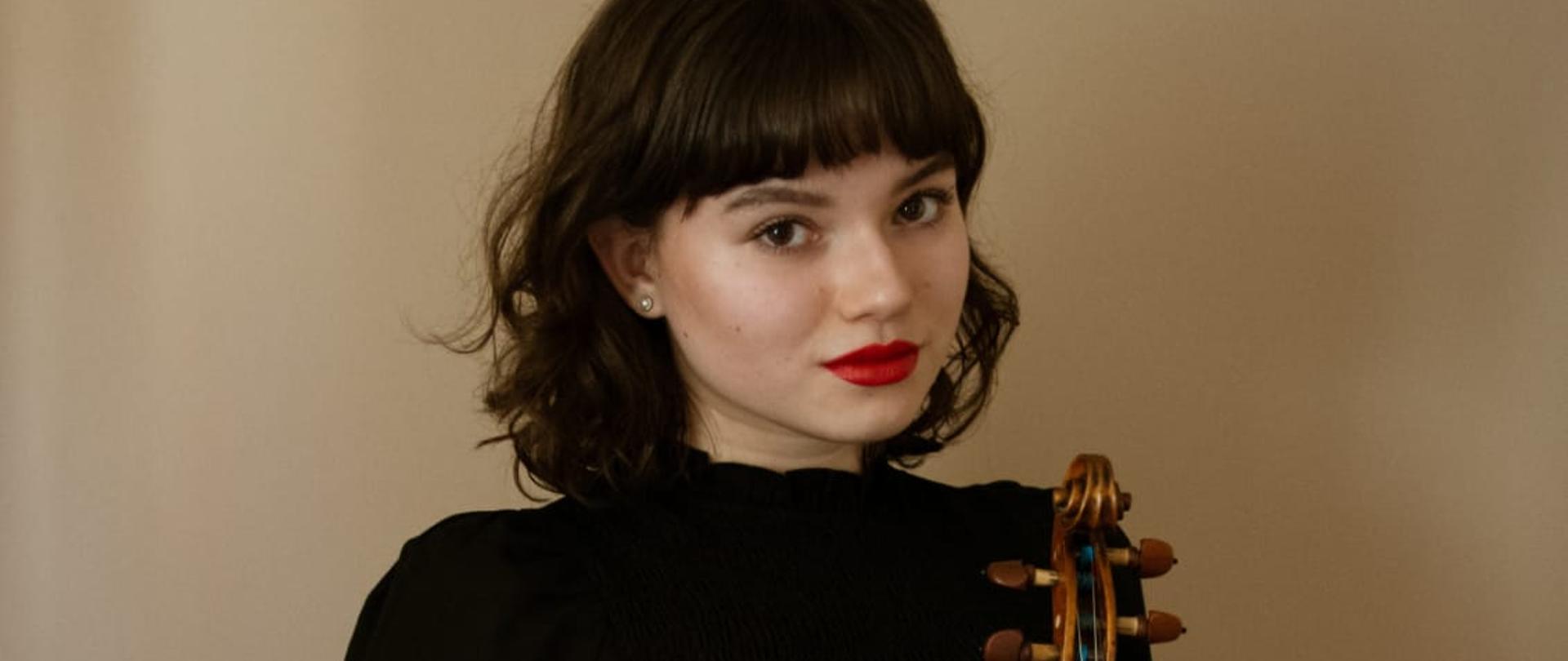 Zdjęcie Kamili Malczyk ze skrzypcami oraz informacje o koncercie
autor plakatu: Kamila Malczyk