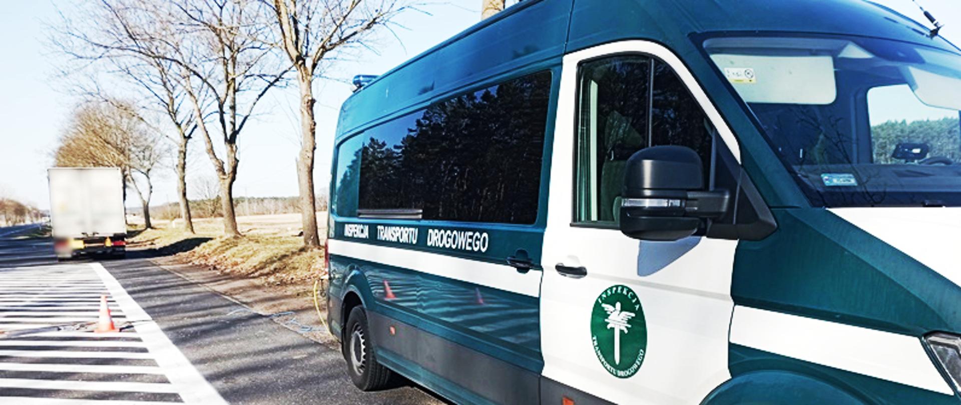 Kontrola pojazdu zatrzymanego przez inspektorów lubuskiej Inspekcji Transportu Drogowego. Na pierwszym planie furgon ITD. W oddali zatrzymany do kontroli dostawczak.