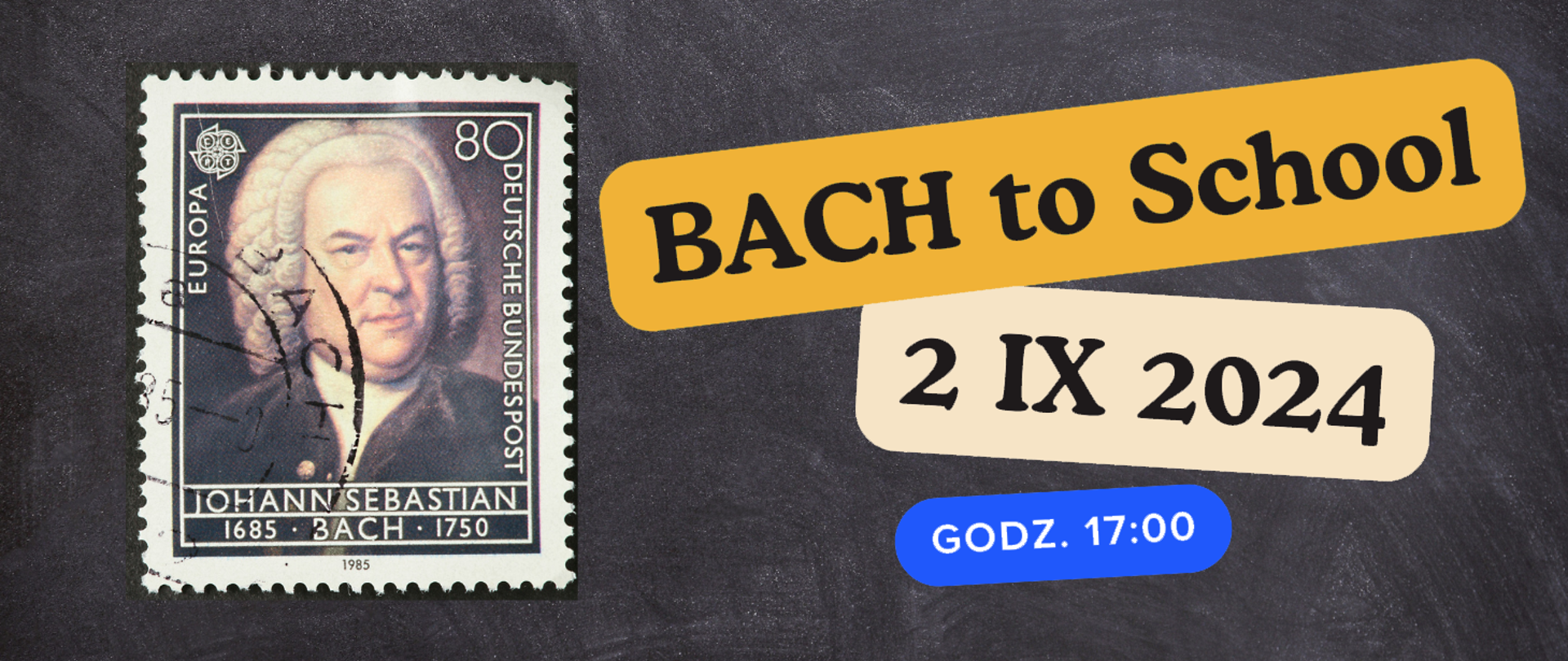 Baner na ciemnym tle. Po lewej stronie pocztówka z podobizną Jana Sebastiana Bacha. Po prawej stronie napis „BACH to School” w żółtym obrysie, niżej data rozpoczęcia roku szkolnego w kremowym obrysie, a najniżej godzina rozpoczęcia obrysowana na niebiesko.