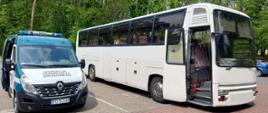 Pojazd zatrzymany do kontroli przez leszczyńskich inspektorów wielkopolskiej ITD. Po lewej inspekcyjny furgon, po prawej skontrolowany autobus zaparkowany na parkingu. Za nim samochód osobowy.
