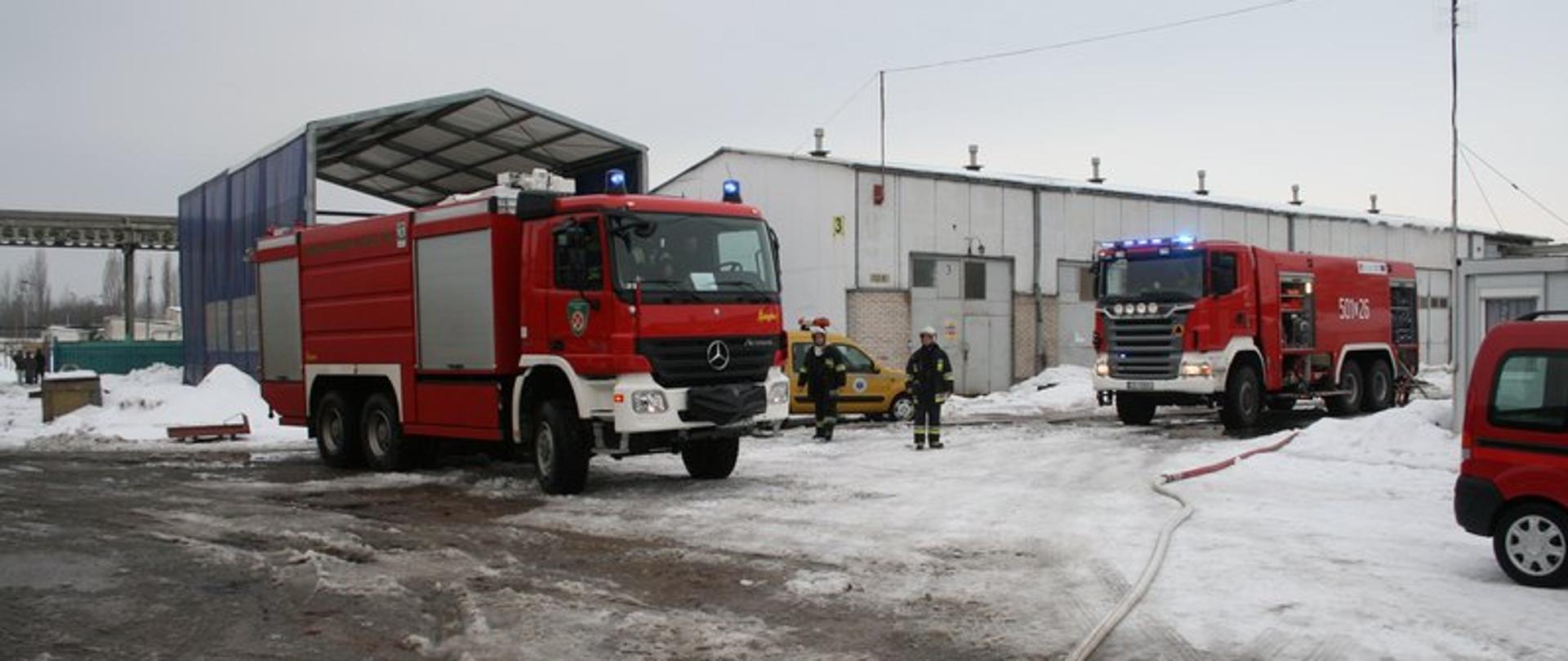 Samochody gaśnicze przed zakładem