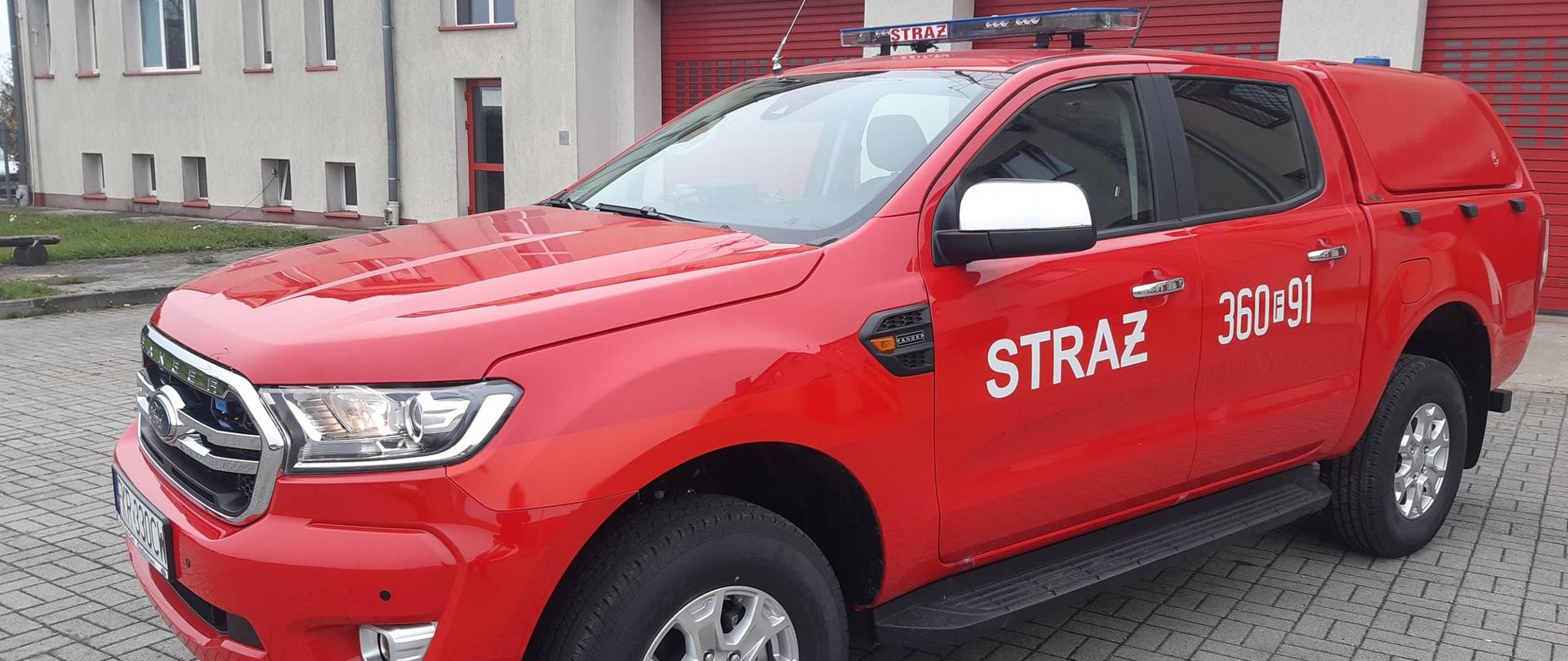 Zdjęcie pojazdu Ford Ranger na placu manewrowym Komendy Powiatowej Państwowej Straży Pożarnej w Krośnie Odrzańskim - przód oraz lewy bok pojazdu.