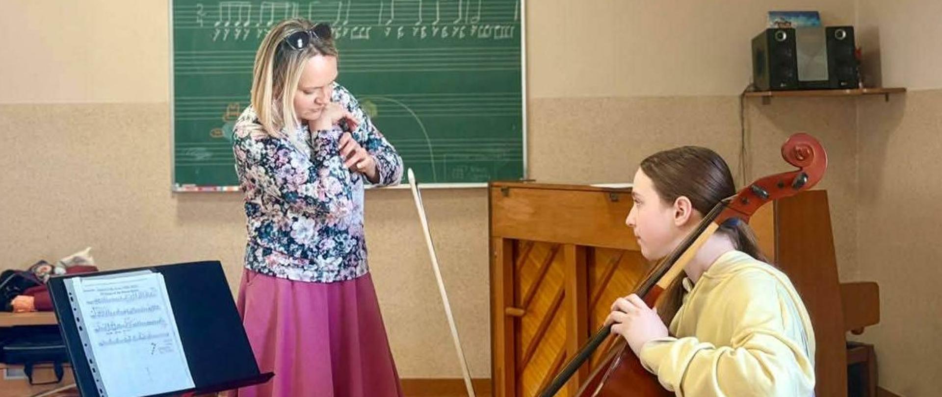 Małgorzata Ruszniak w trakcie pracy z uczennicą, która siedzi z wiolonczelą