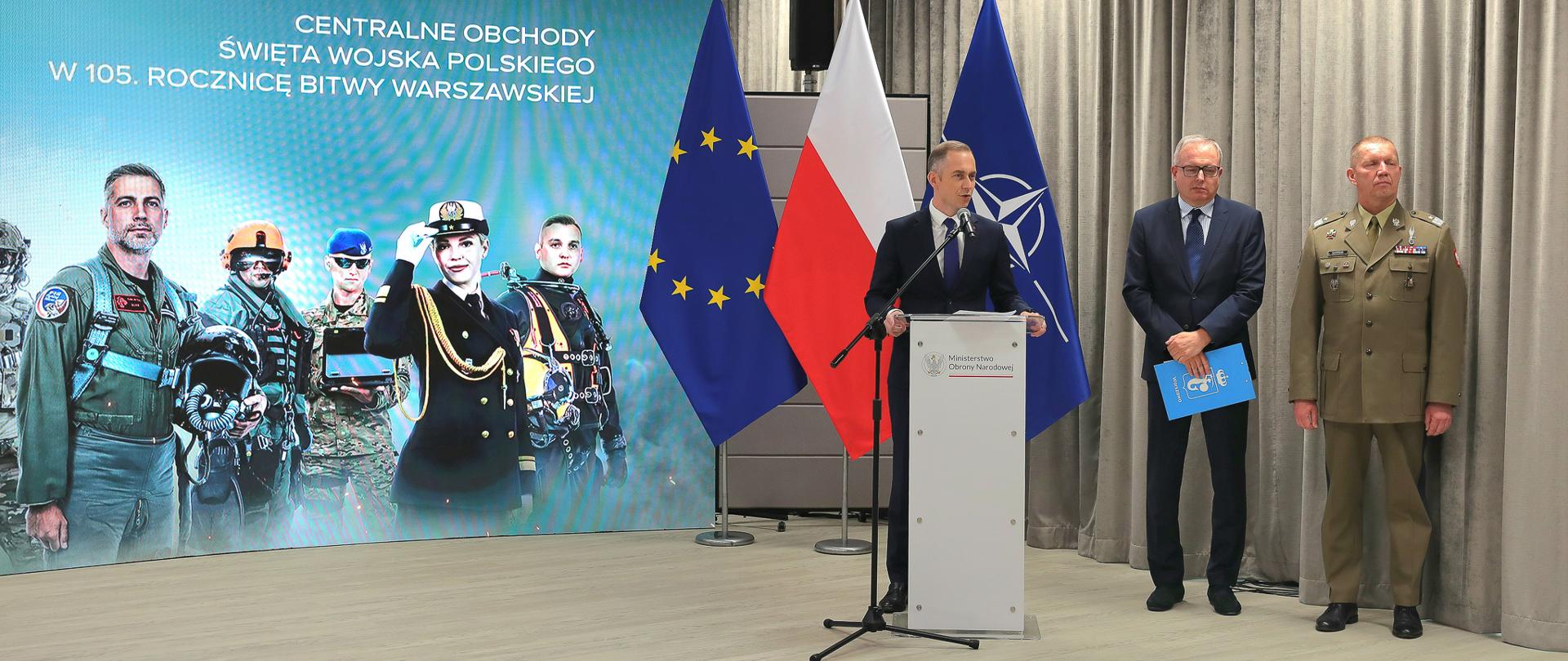 13 sierpnia 2025 r. w Wojskowym Centrum Edukacji Obywatelskiej w Warszawie, Cezary Tomczyk, wiceminister obrony narodowej, gen. bryg. Damian Matysiak, zastępca dowódcy Dowództwa Garnizonu Warszawa oraz Tomasz Mencina, zastępca prezydenta m.st. Warszawy przekazali szczegółowe informacje dotyczące obchodów święta Wojska Polskiego oraz Defilady wojskowej i parady morskiej „Dziękujemy za waszą służbę”. Fot. st. sierż. Mariusz Bieniek/D2KP-DKL