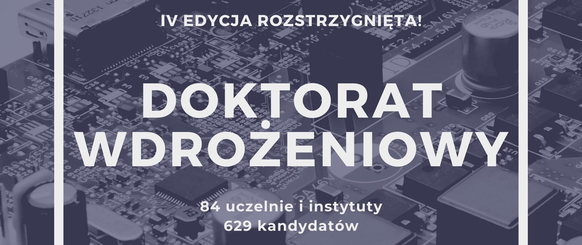 Grafika - na tle płyty głównej komputera napis Doktorat wdrożeniowy.