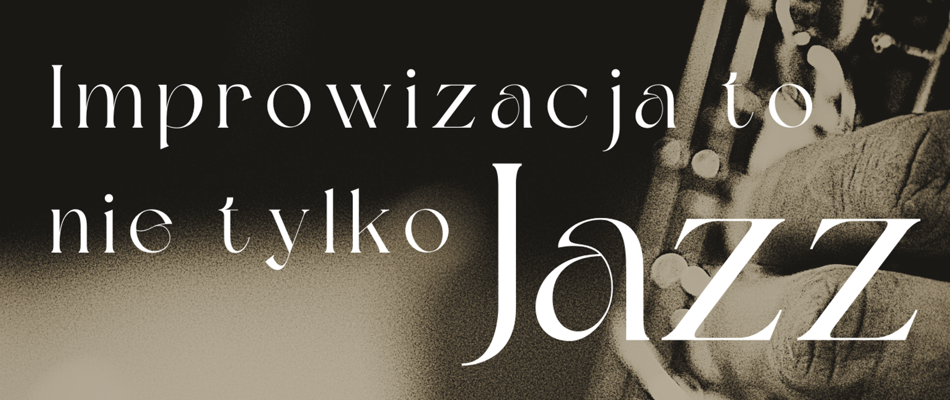 Plakat w tonacji biało- szaro - czarnym. Na całości część saksofonu z jedną dłonią na instrumencie. W lewym górnym rogu logo szkoły. Następnie nazwa wydarzenia oraz dane prowadzącego warsztaty. Poniżej w lewym dolnym rogu data, miejsce oraz godzina warsztatów