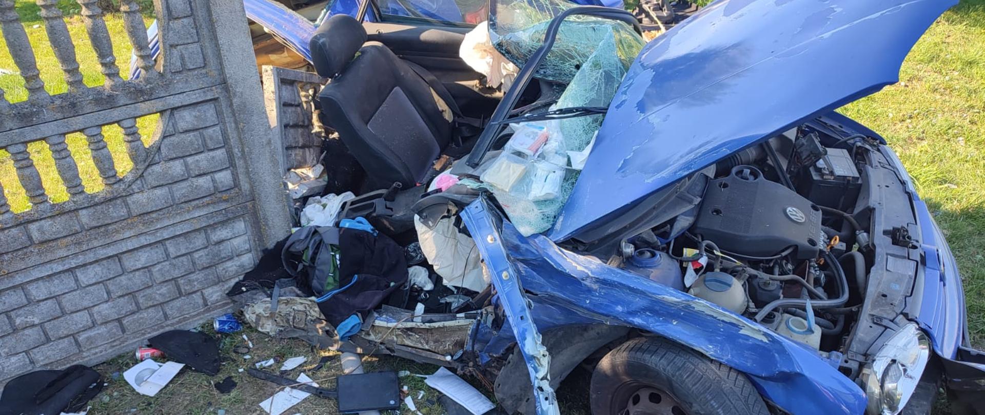 Cegielnia wypadek rozerwany samochód osobowy.