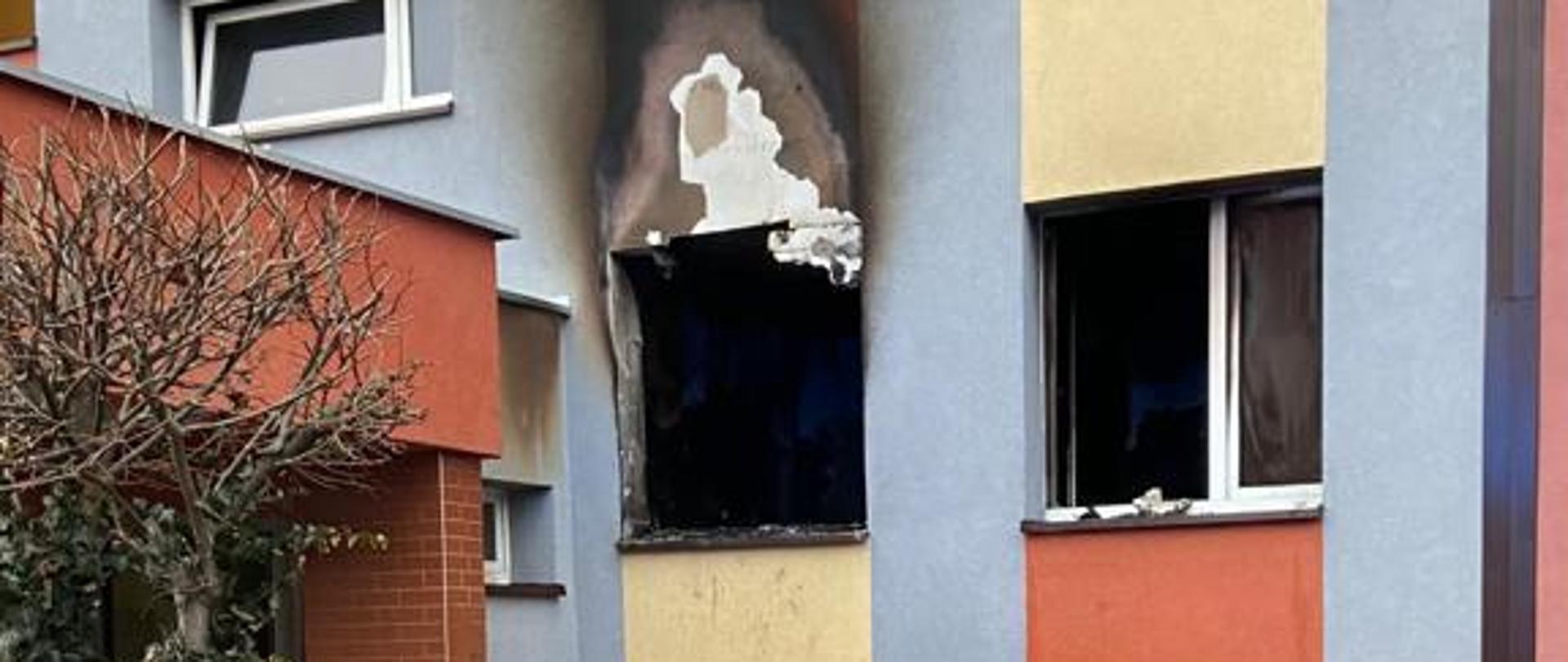 Zdjęcie przedstawia wyposażenie mieszkania znajdujące się przed mieszkaniem po pożarze. Mieszkanie po pożarze na parterze budynku wielorodzinnego.