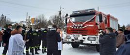 Moment wyświęcenia nowego wozu strażackiego. Obok samochodu strażacy z OSP w Łubinie Kościelnym
