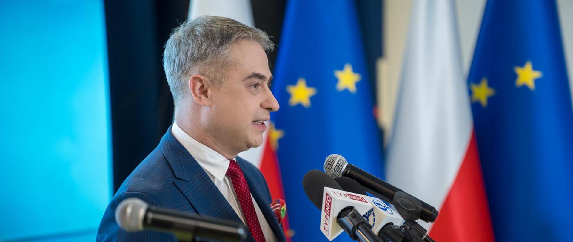 Zdjęcie Pana Premiera Krzysztofa Gawkowskiego z dzisiejszej konferencji prasowej dotyczącej - prób wyłudzenia przez tzw. fałszywe SMS-y. 