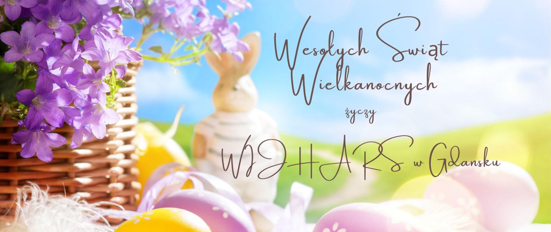 Wiosenny krajobraz z koszyczkiem jajkami pisankami i figurką zająca