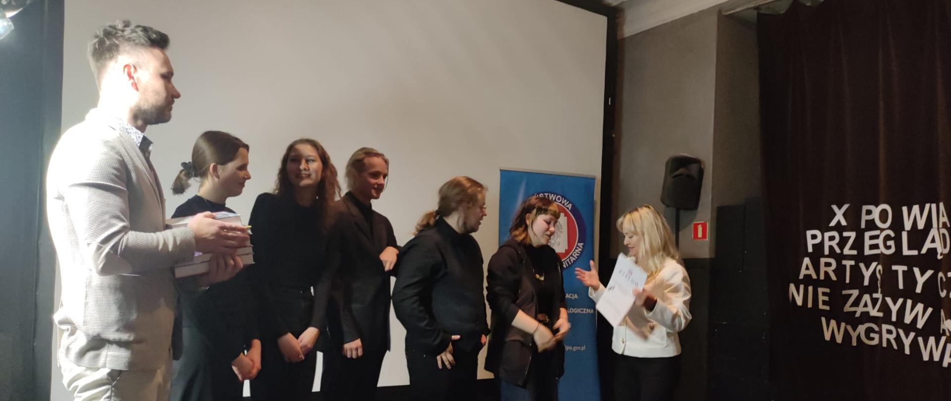 Wręczenie dyplomów uczniom 