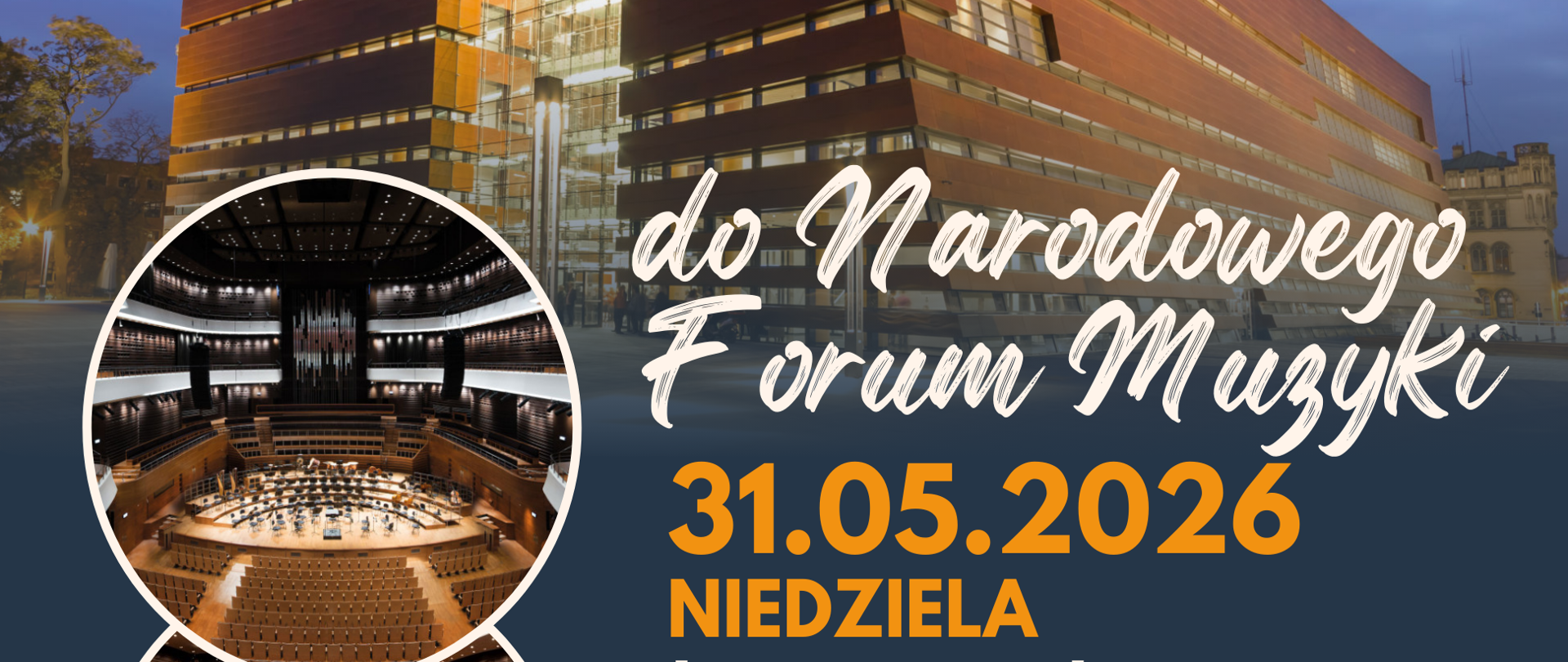 Plakat przestawiający dane wycieczki do Narodowego Forum Muzyki, który planowany jest 31 maja 2026 roku. Na plakacie w kolorze granatowym znajduje się duże zdjęcie gmachu Narodowego Forum Muzyki we Wrocławiu, po lewej stronie pod zdjęciem znajdują się w trzech pionowo ułożonych okręgach kolejne zdjęcia, ale tym razem wnętrza Narodowego Forum Muzyki - od góry - pierwsze zdjęcie - sali głównej, drugie zdjęcie - sali głównej, ale z widownią i orkiestrą, trzecie zdjęcie - foyer. Na plakacie znajdują się także informacje dotyczące wycieczki: "Wycieczka dla uczniów do Narodowego Forum - 31.05.2026, niedziela; Plan wycieczki: przejazd wynajętym autobusem do Wrocławia, szczegóły dot. godziny zbiórki zostaną podane w późniejszym terminie, koncert orkiestry symfonicznej NFM pt. "Piotruś i Wilk - bajka symfoniczna", liczba miejsc ograniczona. Potrzebne informacje: zapisy w sekretariacie PSM, telefon: +48451279138, adres: NFM, Sala Główna, plac Wolności 1, Wrocław; 80 złotych - koszt wycieczki; Kod QR - zeskanuj telefonem i dowiedz się więcej o koncercie."