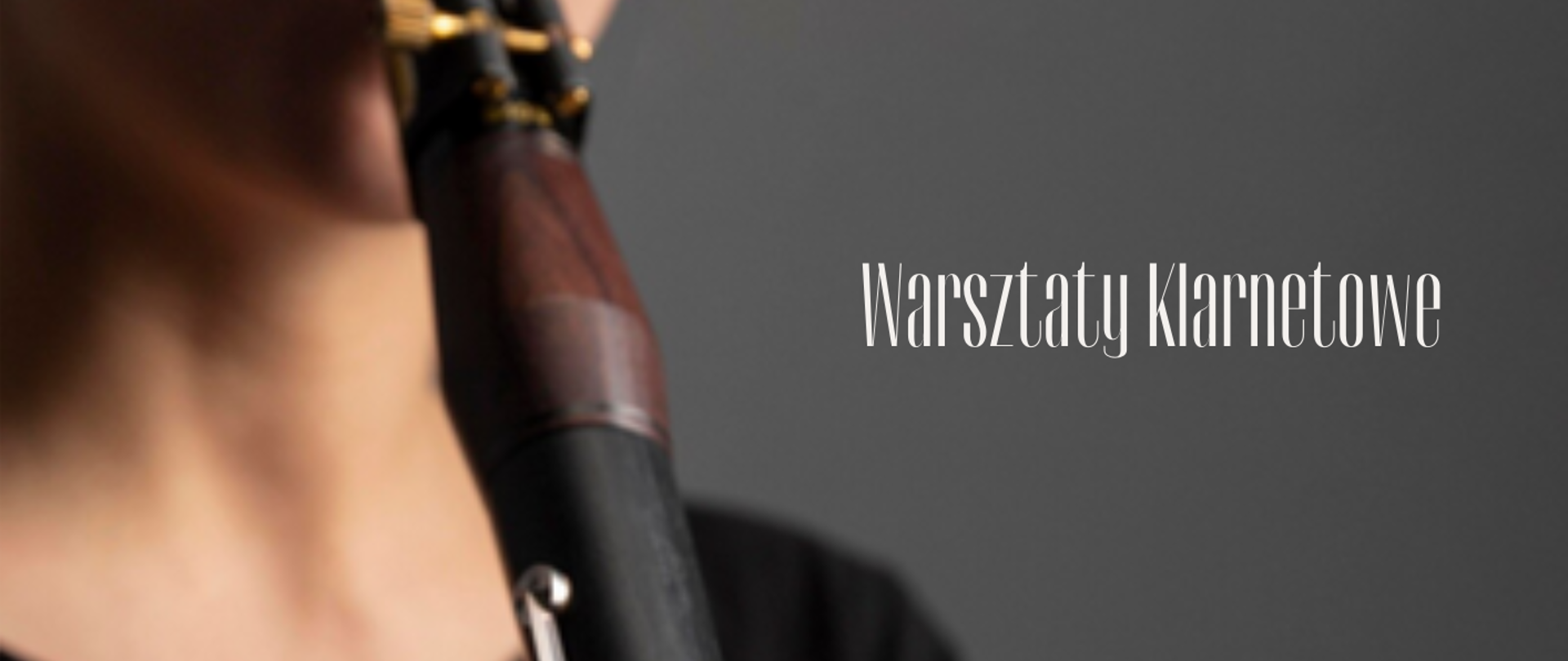 Plakat przedstawia osobę, która gra na klarnecie. Trzyma instrument obiema rękami. Z prawej strony plakatu jest napis Warsztaty klarnetowe