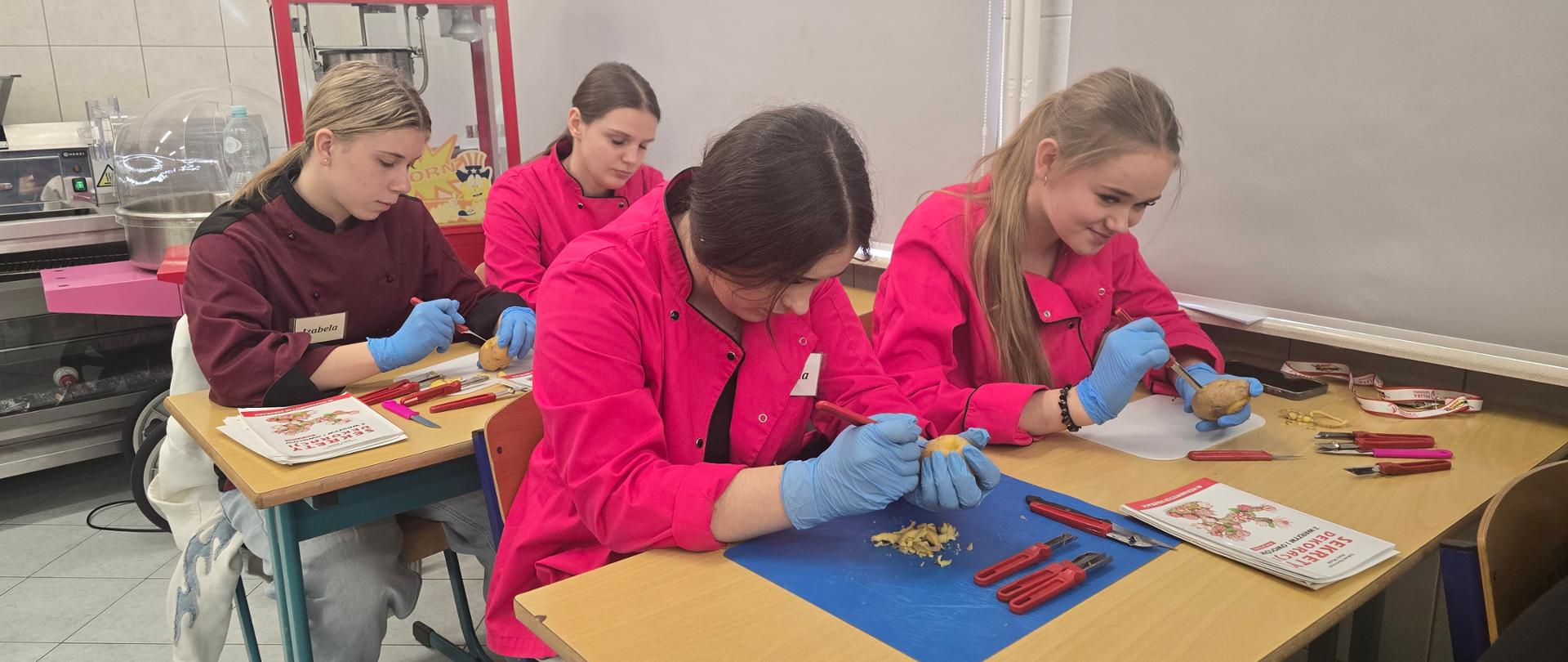 Zawodowo w przyszłość – Program rozwoju kształcenia zawodowego w ZSCKR”, współfinansowanego ze środków Unii Europejskiej, uczniowie naszej szkoły wzięli udział w warsztatach „Carving”