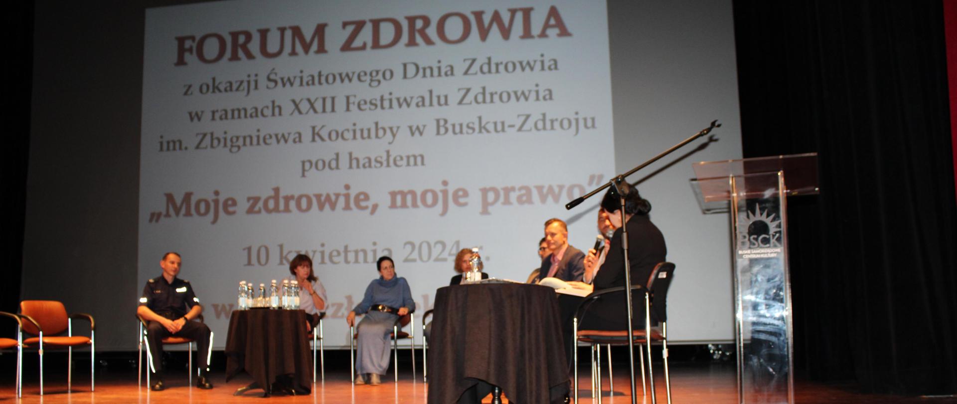 Eksperci prowadzący dyskusję na temat zdrowia, którzy siedzą na krzesełkach na scenie Buskiego Samorządowego Centrum Kultury