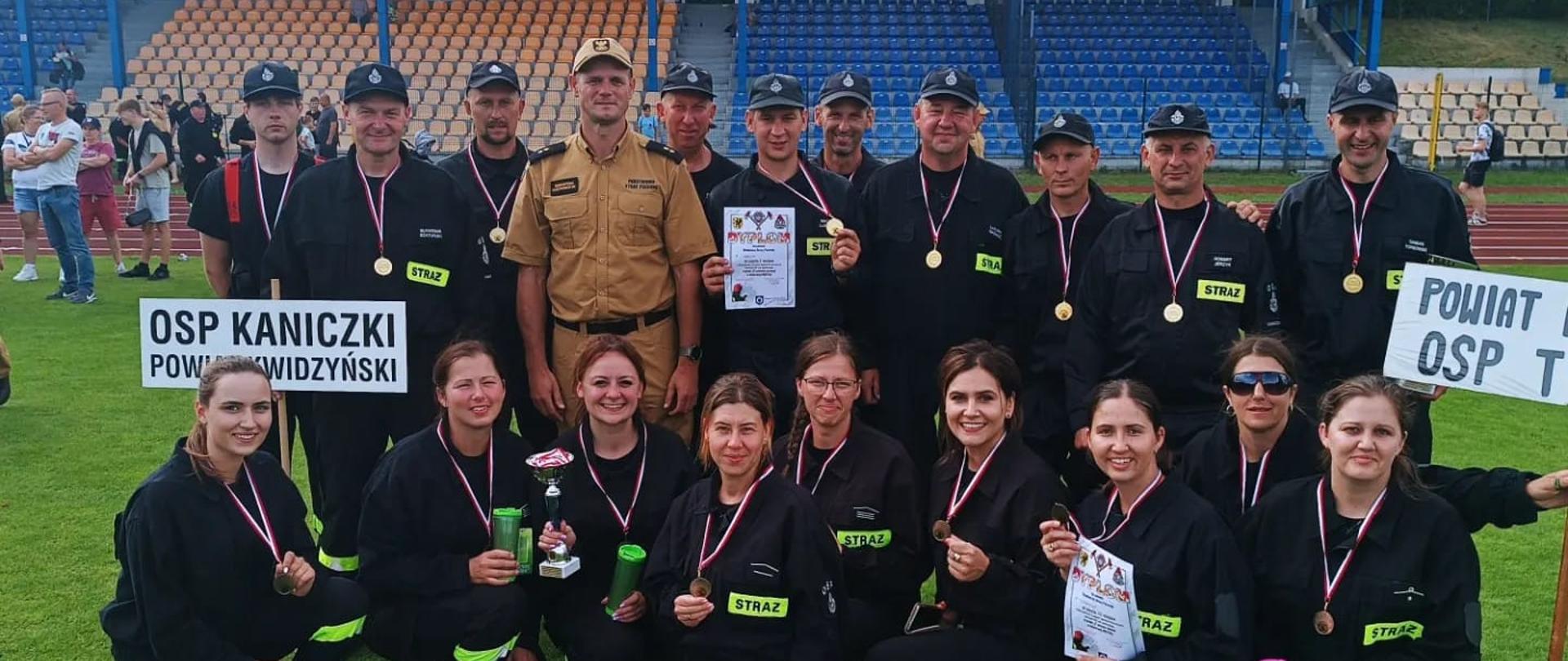 Druhny i druhowie powiatu kwidzyńskiego pozują do zdjęcia z Zastępcą Komendanta Powiatowego PSP w Kwidzynie.