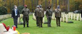 Złożenie kwiatów na grobach poległych polskich żołnierzy