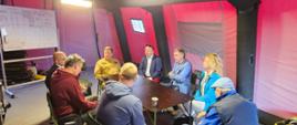 Obrady sztabu w namiocie przygotowanym przez strażaków