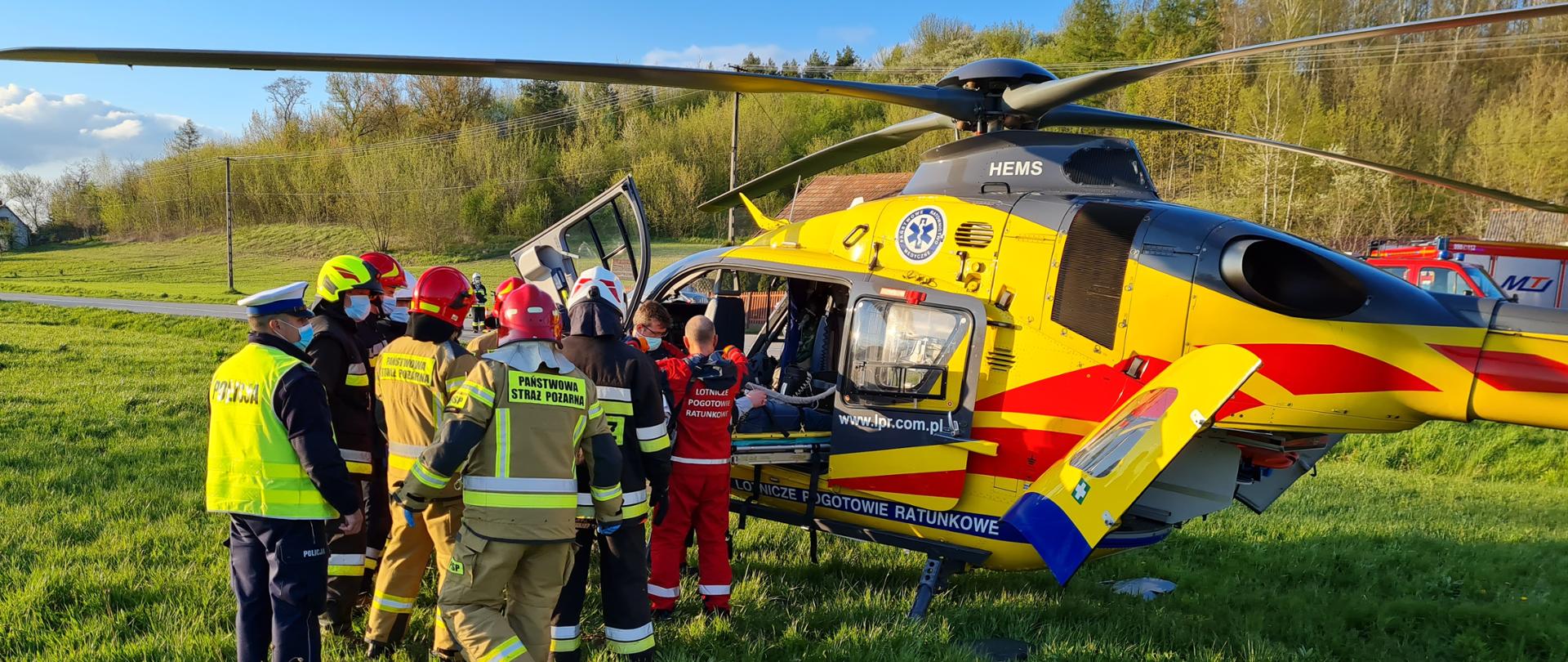 TRZY OSOBY POSZKODOWANE W ZDARZENIU DROGOWYM W NIEWIATROWICACH- POWIAT PIŃCZOWSKI
