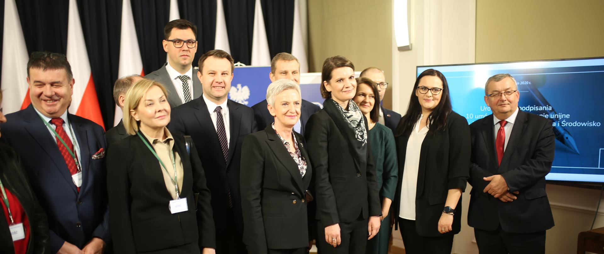Uczestnicy podpisania umów o dofinansowanie unijne, wśród nich minister Małgorzata Jarosińska-Jedynak, minister Andrzej Adamczyk i Joanna Lech, p.o. Dyrektor Centrum Unijnych Projektów Transportowych