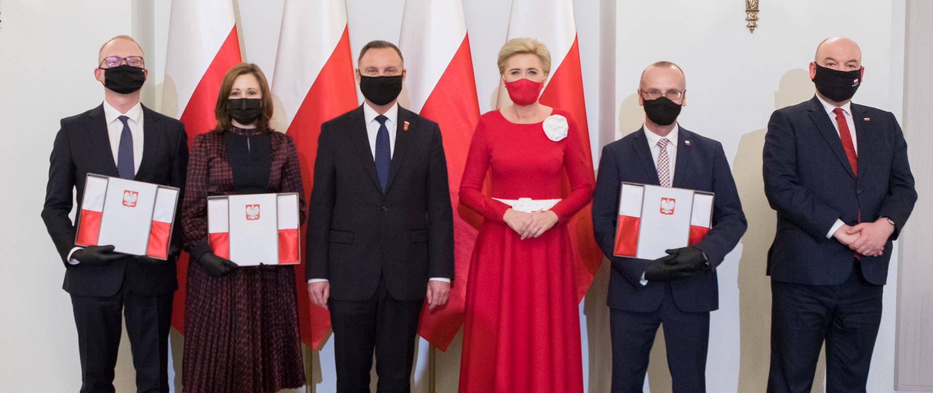 Uwaga!!! Zdjecia pochodzace z oficjalnego serwisu fotograficznego Kancelarii Prezydenta RP moga byc wykorzystywane jedynie w celu ilustrowania materialow, dotyczacych dzialan Prezydenta RP. Jakakolwiek ingerencja w integralnosc zdjecia - w tym kadrowanie czy obrobka graficzna - jest niedozwolona. Wszelkie wykorzystywanie zdjec pochodzacych z oficjalnego serwisu fotograficznego Kancelarii Prezydenta RP w celach komercyjnych lub w materialach o charakterze politycznym jest zabronione.