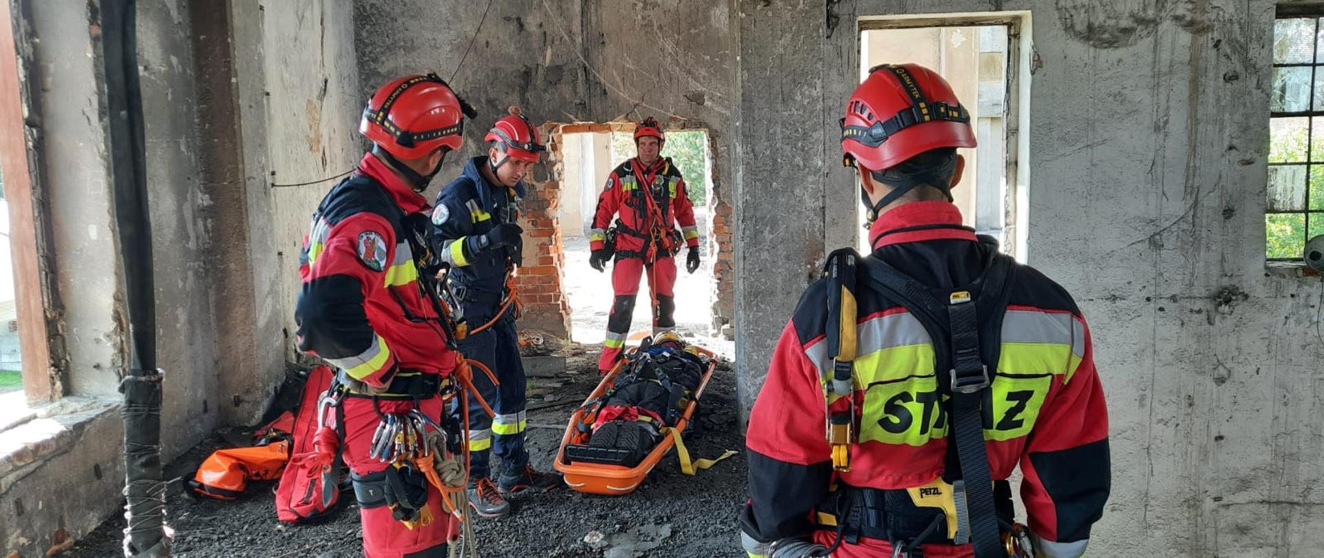 Ratownicy SGRW Opole podczas ćwiczeń ewakuują osobę poszkodowaną