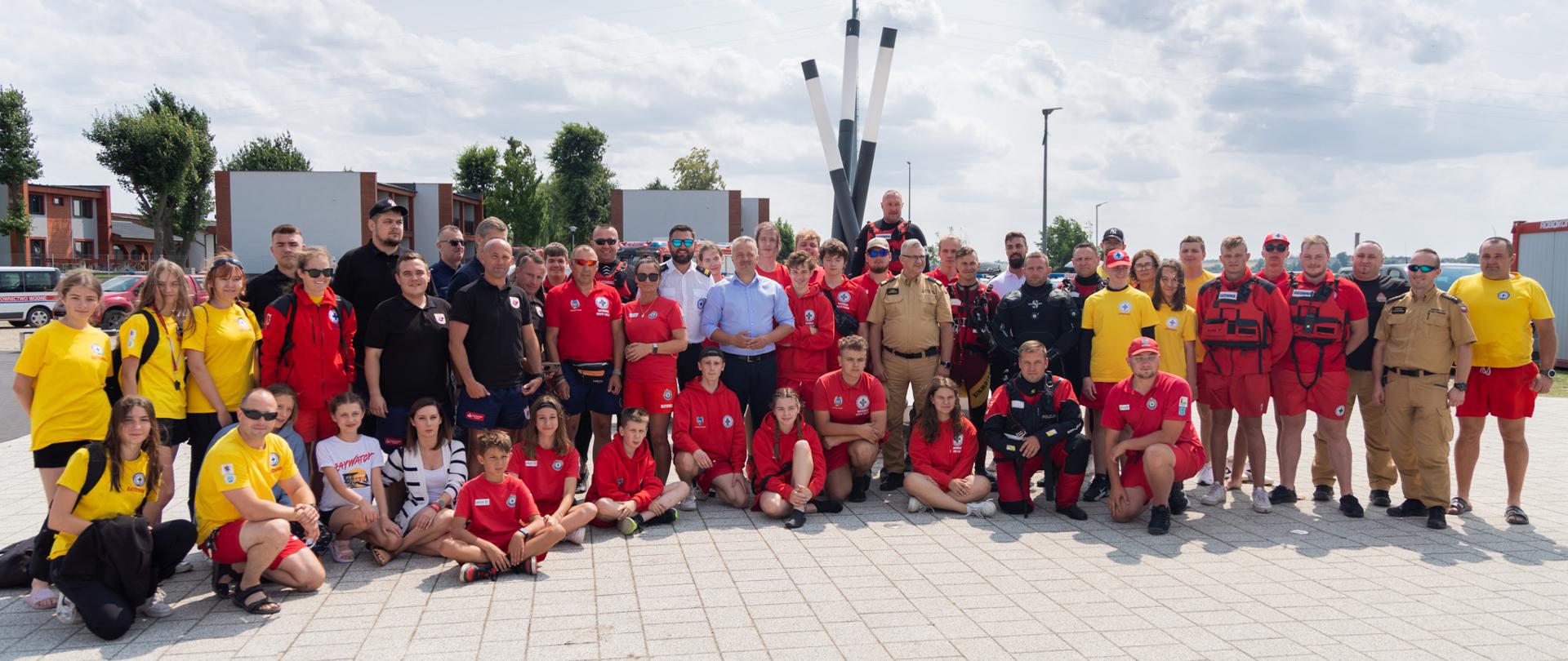 
Grupa ludzi stojąca na dworze
