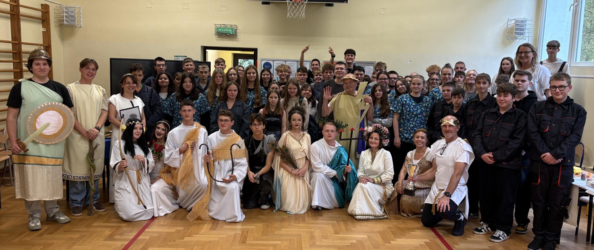  Zbiorowe zdjęcie wszystkich uczestników integracyjnego spotkania w ramach programu Erasmus+