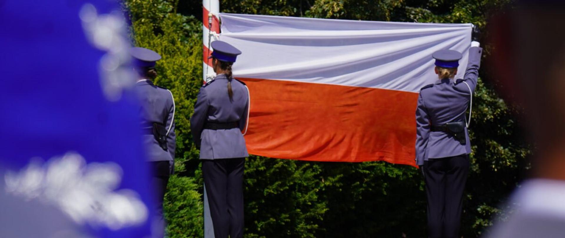 Policjanci przy fladze Polski