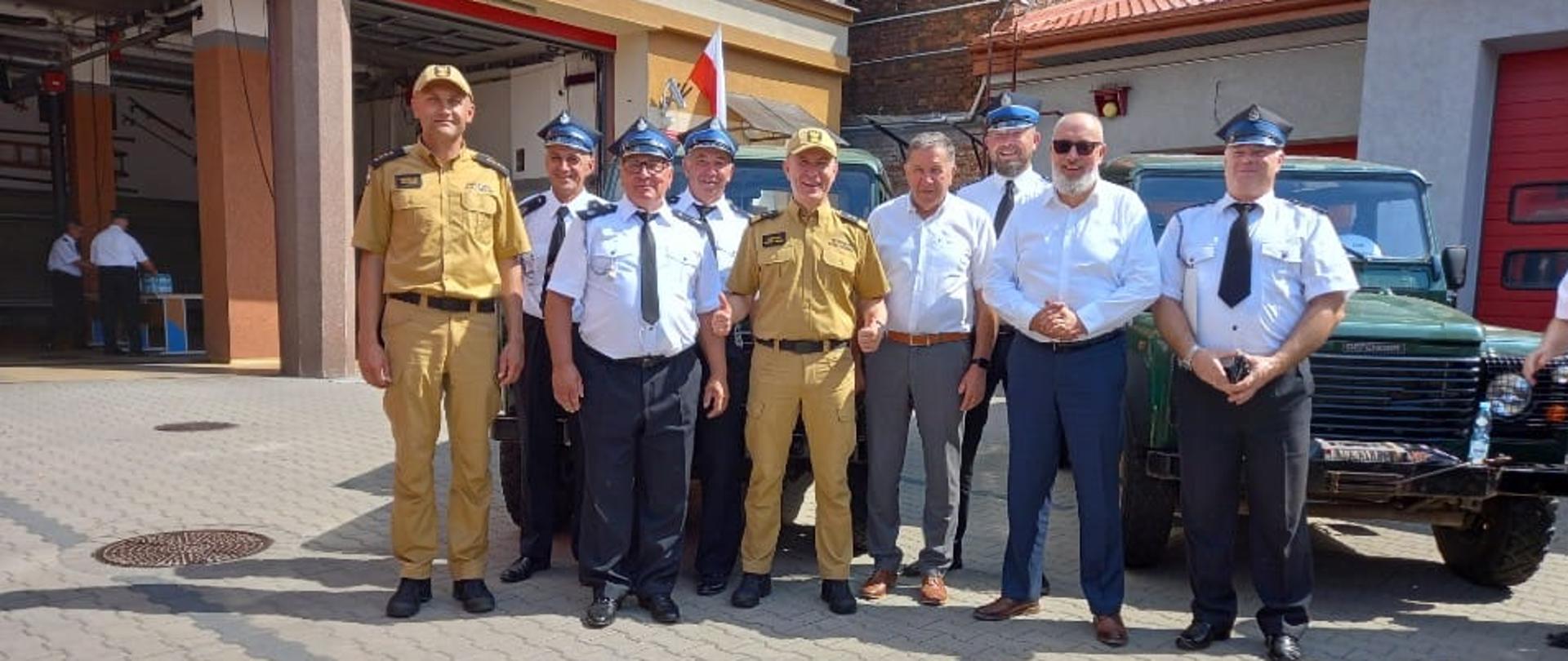 Zdjęcie grupowe przy samochodzie terenowym