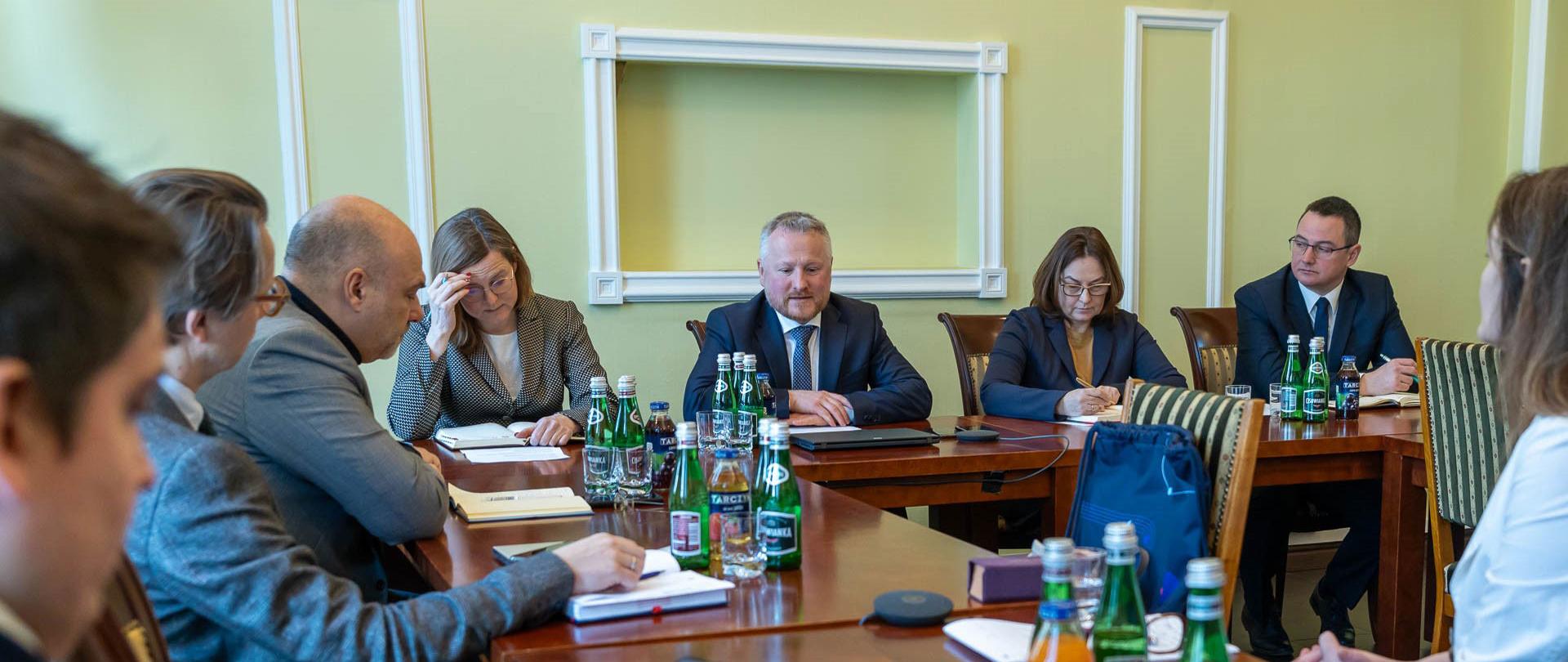 Wiceminister finansów Jurand Drop rozmawia z przedstawicielami pracodawców.