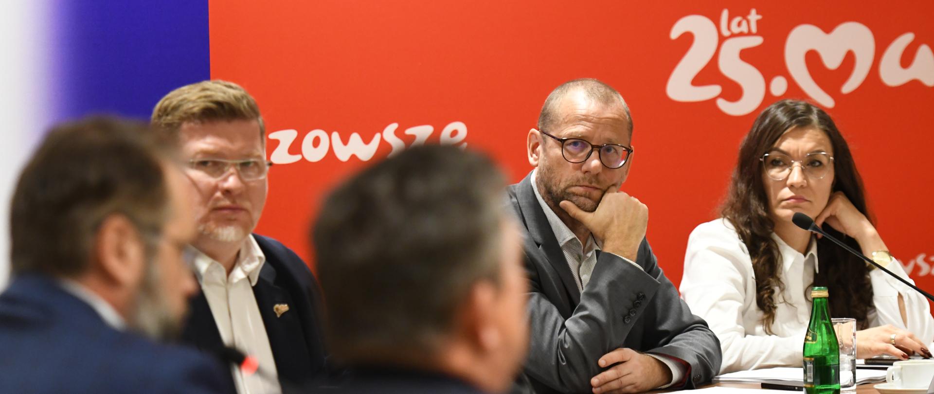 Na zdjęciu widać kobietę i mężczyzn