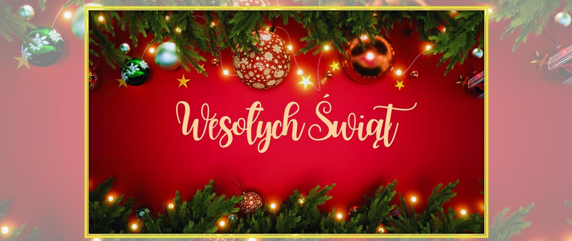 Świąteczna grafika z napisem „Wesołych Świąt” na czerwonym tle, otoczona iglastymi gałązkami, kolorowymi bombkami i ciepłymi światełkami. Całość kompozycji ujęta jest w elegancką, złotą ramkę.