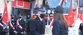 Na zdjęciu uczestnicy biorący udział w uroczystości przekazania samochodu pożarniczego GBA 3/16 na podwoziu VOLVO FL