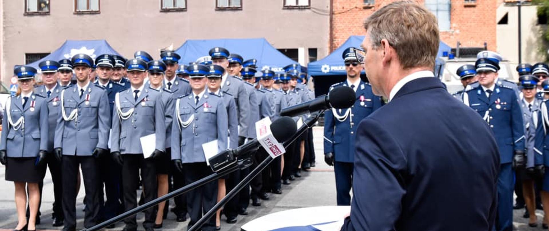 Wojewoda Artur Chojecki przemawia do policjantów stojących w szeregach na placu apelowym w Barczewie