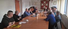Zdjęcie przedstawia Posiedzenie Zarządu Oddziału Powiatowego Związku Ochotniczych Straty Pożarnych RP w Świdwinie, które odbywa sie w KP PSP Świdwin, uczestnicy siedzą przy stole i rozmawiają.