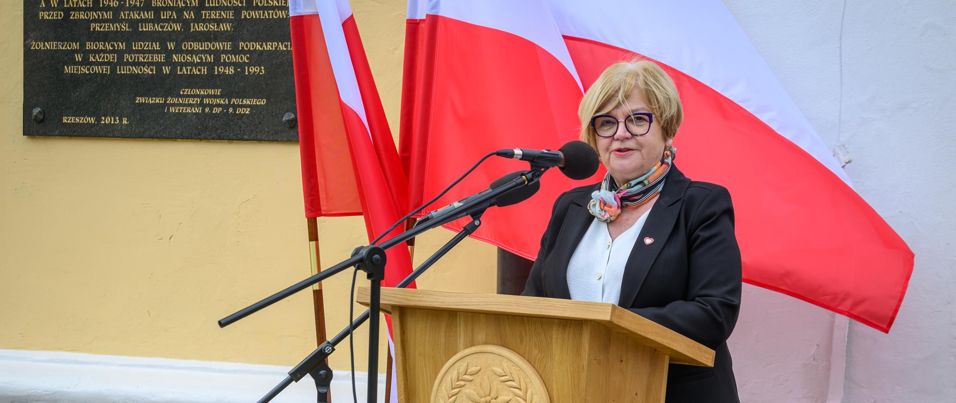 Zdjęcie przedstawia wojewodę podkarpackiego podkarpackiego Teresę Kubas-Hul przemawiającą podczas uroczystości