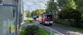Dojazd samochodów pożarniczych na terenie firmy.