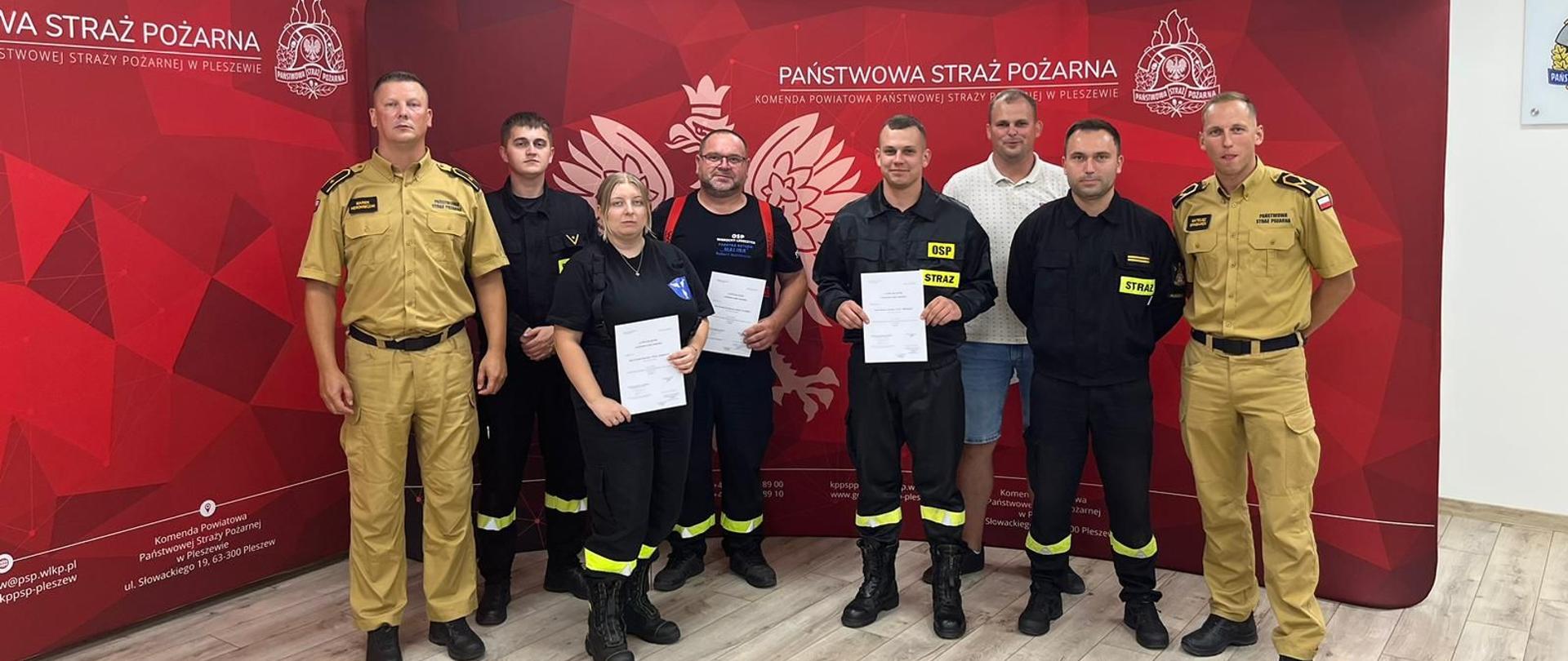 Uczestnicy recertyfikacji w mundurach straży pożarnej stoją do wspólnego zdjęcia