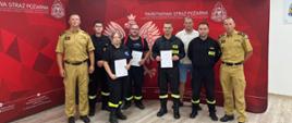 Uczestnicy recertyfikacji w mundurach straży pożarnej stoją do wspólnego zdjęcia