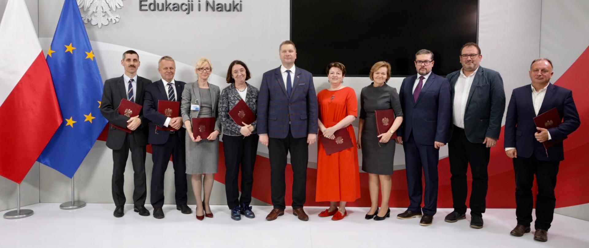 Minister Przemysław Czarnek w towarzystwie osób powołanych do Rady Narodowego Programu Rozwoju Humanistyki