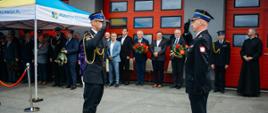 Dowódca uroczystości składa meldunek zastępcy śląskiego komendanta wojewódzkiego
